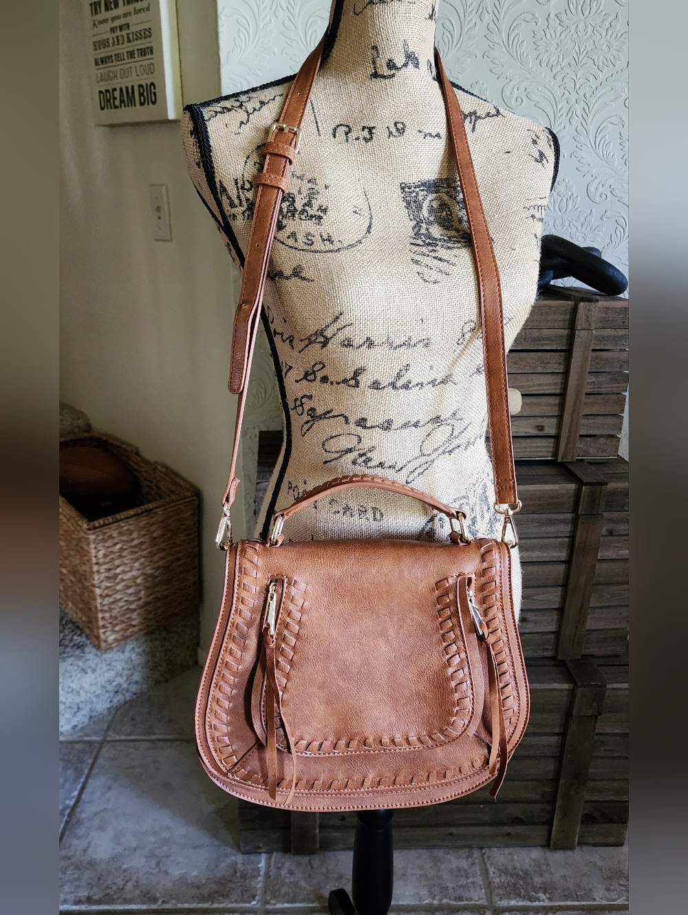 Women’s Tan Leather Crossbody Saddle Bag